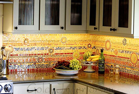 Цветная мозаика в декорировании кухонного фартука