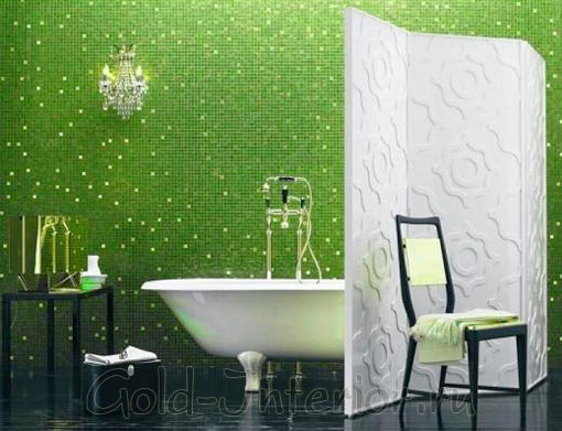 Мелкая мозаика по всей стене в ванной