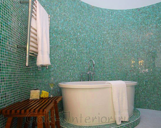 Все боковые стены и пъедистал под ванной декорированы мозаикой