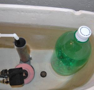 Ремонт бачка с помощью бутылки с водой