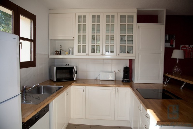 Кухня с деревянной столешницей: плюсы и минусы, варианты цветовых решений, фото примеры