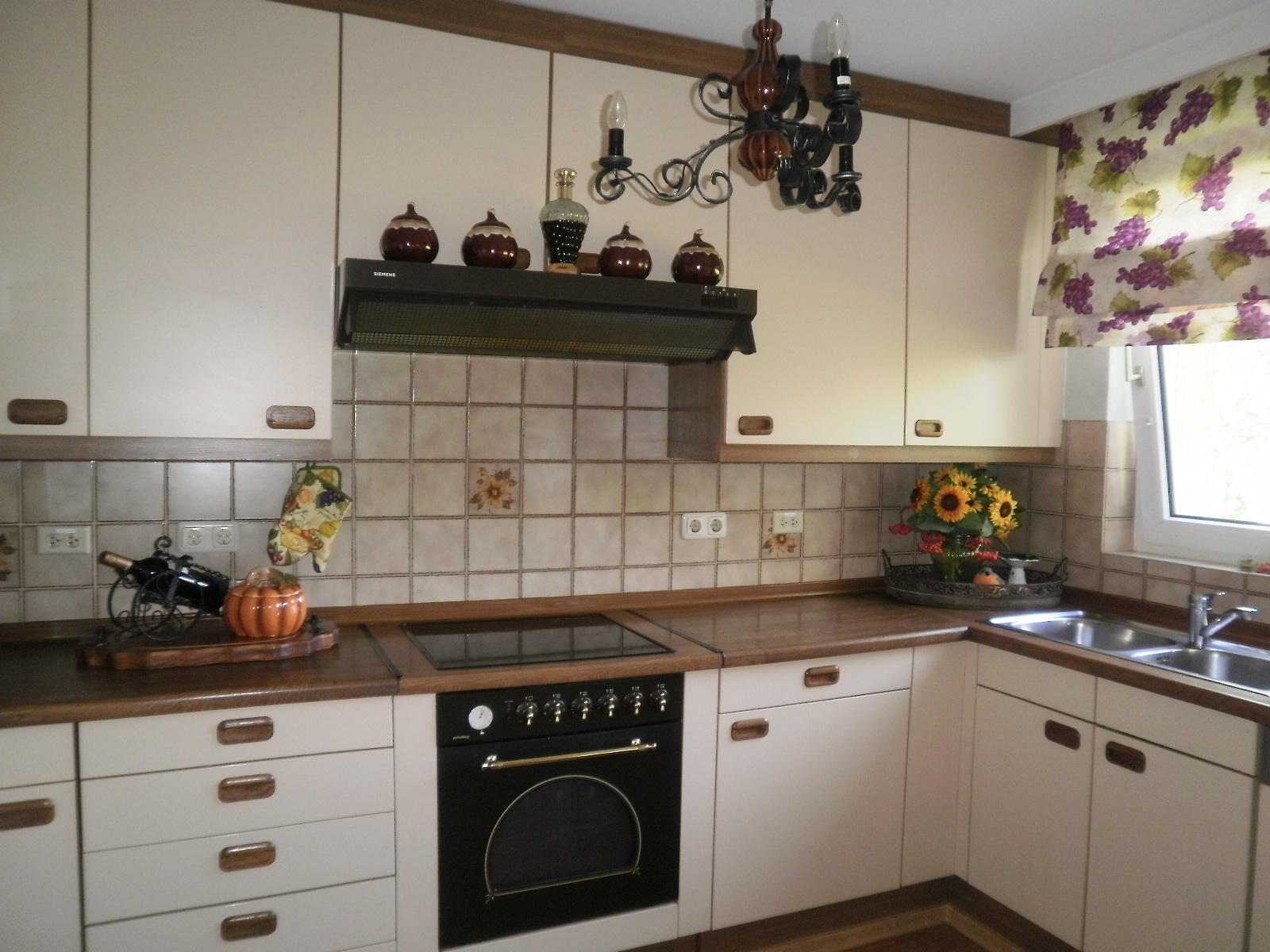 Дизайн белой кухни с деревянной столешницей (60+ фото примеров)