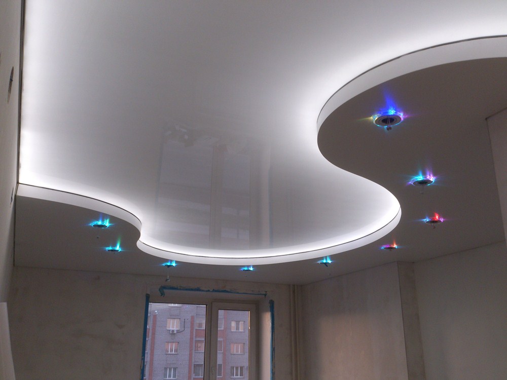 Грамотно организованное освещение улучшает эстетичность натяжного потолка, придает ему изысканность и оригинальность