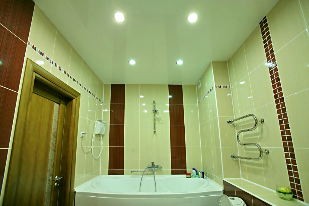 Потолок в ванной комнате, выполненный из качественных отделочных материалов, способен сохранить первоначальный внешний вид на протяжении многих лет