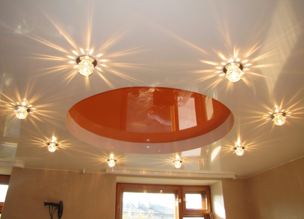 Многообразие видов осветительных приборов позволяет подобрать нужную модель как для натяжного потолка, так и для стиля интерьера
