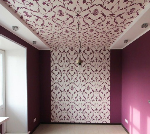 Украсить потолок легко можно с помощью оригинальных обоев