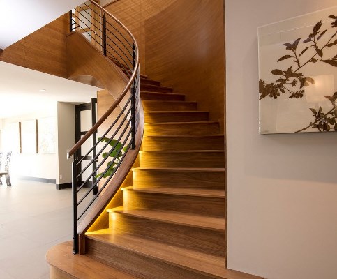 Достаточно востребованными и популярными являются лестницы на второй этаж из натурального дерева