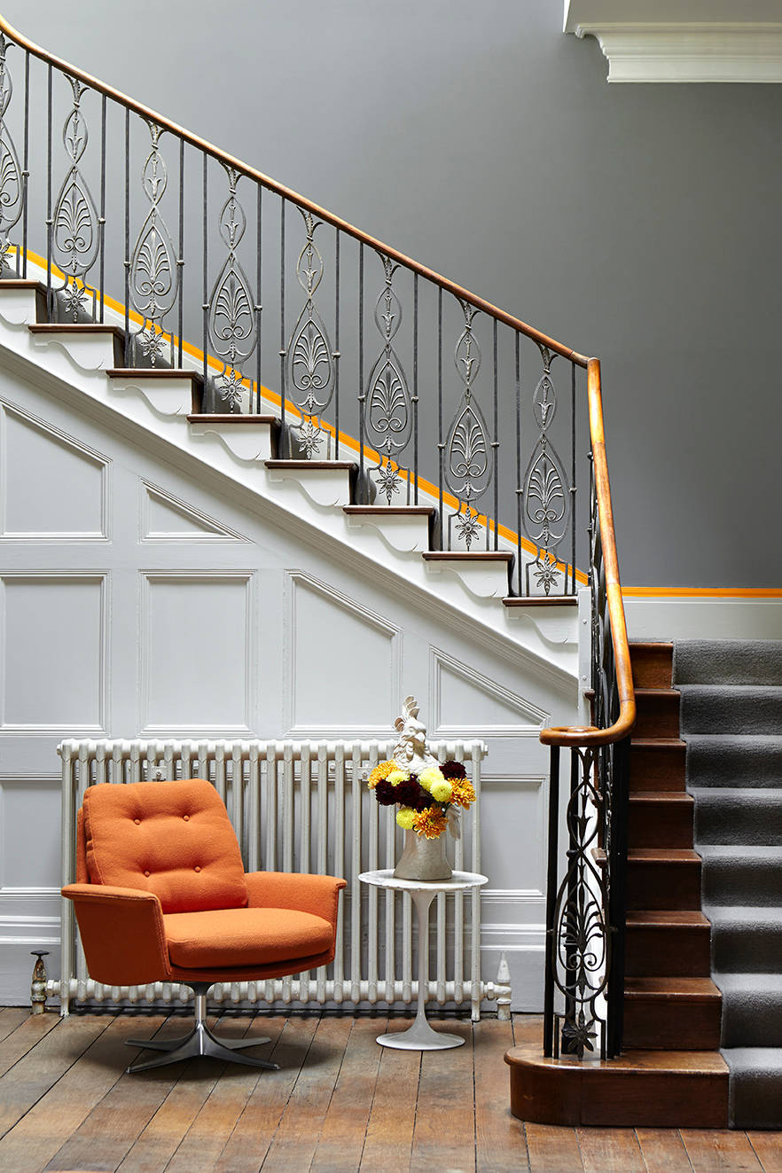Кованые лестницы уже давно используются в интерьерах домов и смотрятся довольно изящно и стильно