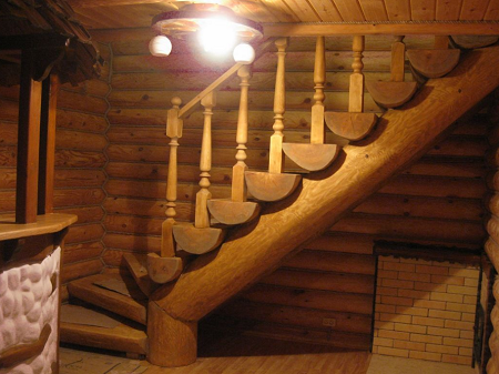 Лестницы из бревна отлично смотрятся в интерьере, выполненном в стиле кантри 
