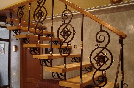 Кованные лестницы обладают отличными эстетическими и эксплуатационными свойствами 