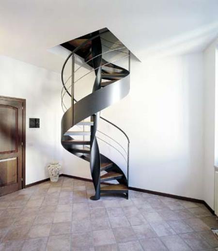 Оригинальная винтовая лестница из металла прекрасно дополнит интерьер помещения в стиле модерн