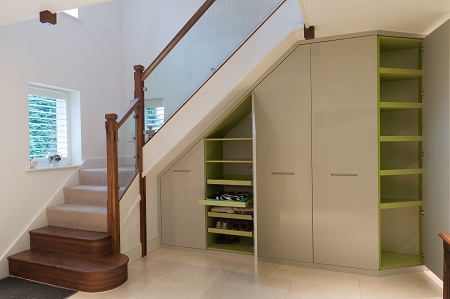 Шкаф, размещенный под лестницей, смотрится стильно и оригинально 