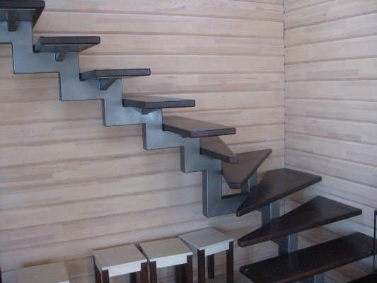 Лестница на металлических косоурах отлично дополнит дизайн современного помещения