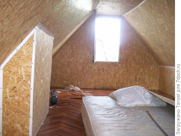 Первая мебель, появившаяся в мансарде — матрас. Уже можно жить)))