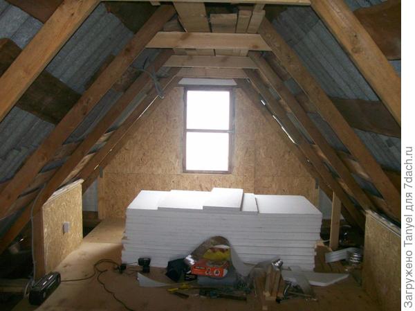 В качестве утеплителя использовали самый доступный нам в тот момент вид — пенопласт, отделка — плиты OSB. А когда начали заниматься отделкой, стало понятно, что крыша собрана не просто из отходов пилопроизводства, а еще и вкривь и вкось…