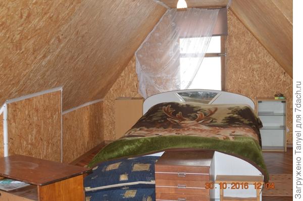 Так сегодня выглядит спальня в мансарде.