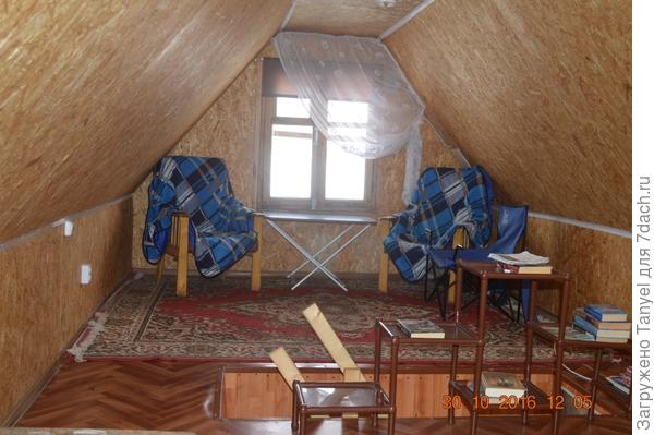 Еще предстоит сделать ограждения для люка, пока используем книжную полку. И меня не покидает идея окрасить стены полупрозрачной краской светло-оливкового цвета.