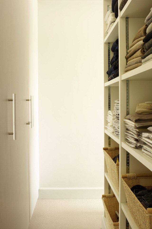 Шкаф в узкой гардеробной