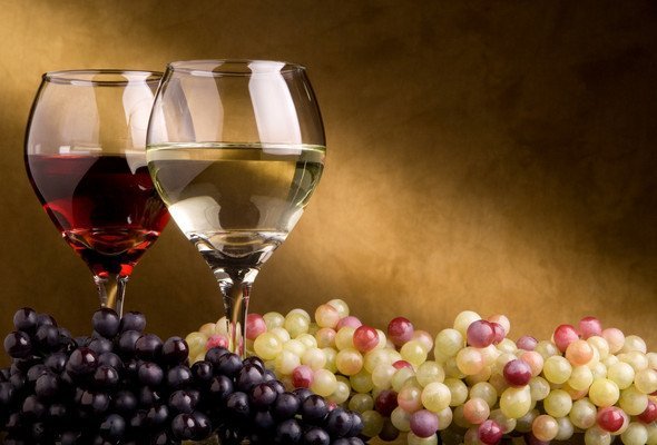 2 бокала с белым и красным вином, тёмный и белый виноград