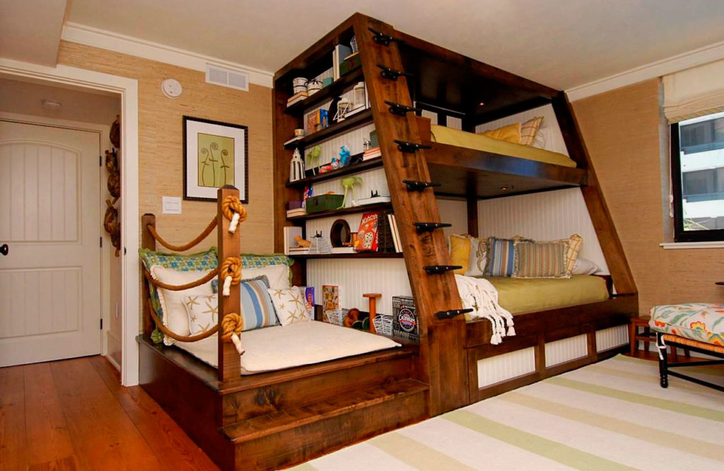 Большая деревянная двухъярусная кровать