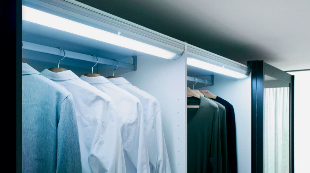 Люминесцентные лампы внутри шкафа для одежды