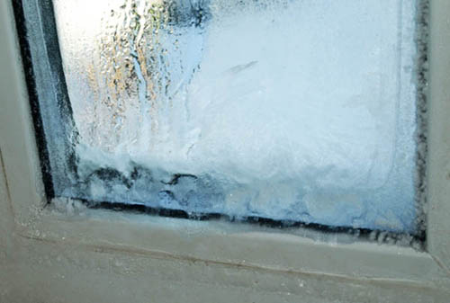 Замерзшее окно из металлопластикового профиля