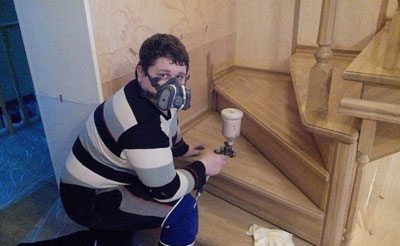 Фото окрашивания деревянной лестницы