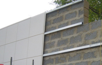 Облицовка части стены панелями из ПВХ.