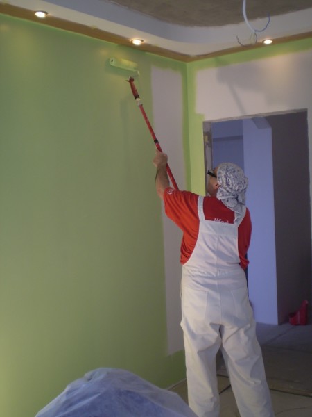 Окраска стен в помещении