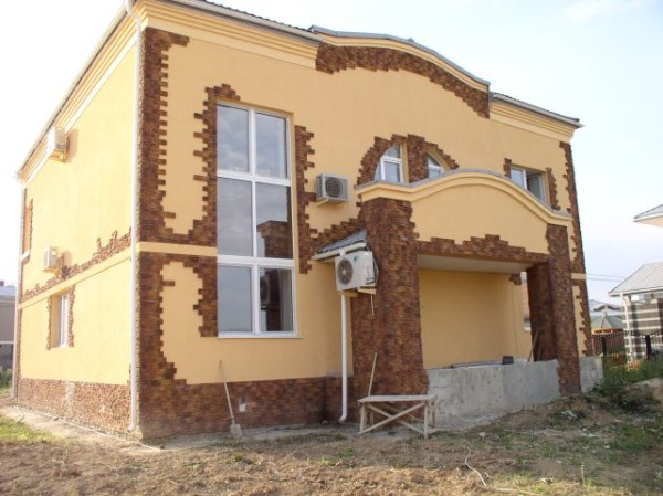 Отделанный фасад кирпичного дома