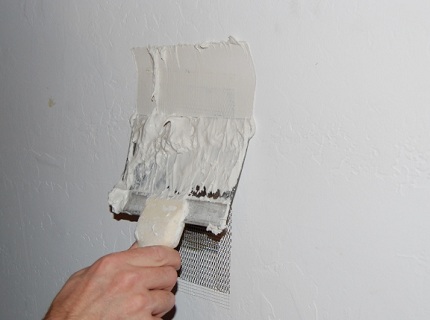 Полимерий материал позволяет провести отделку очень тонким слоем по стене
