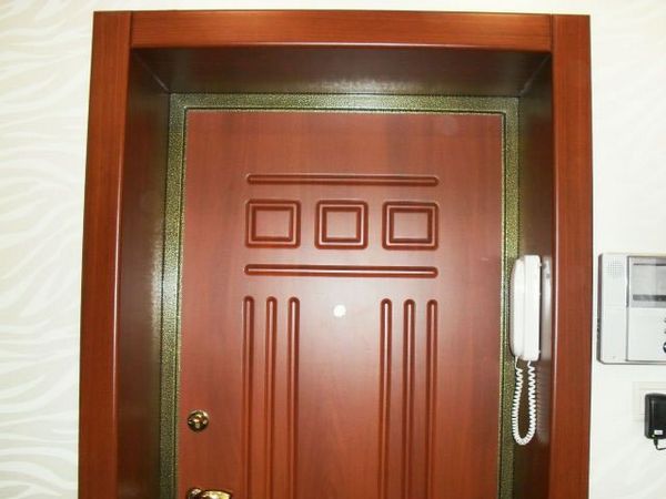 При установке современных металлических входных дверей предусматривается и установка доборов.
