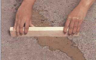 Шпаклевка бетонных стен, несмотря на «грубую» природу материала, требует использования и более «нежных» инструментов