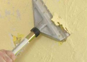 Скребок поможет быстро снять краску, если она уже плохо держится на стенах