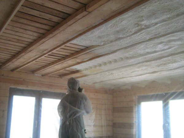 Благодаря хорошей адгезии теплоизоляция легко держится даже на потолке