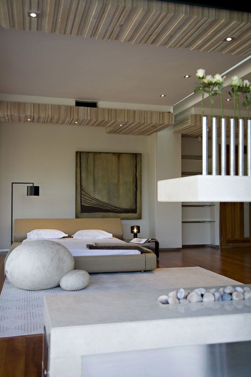 Спальня с пуфами под камни в японском стиле