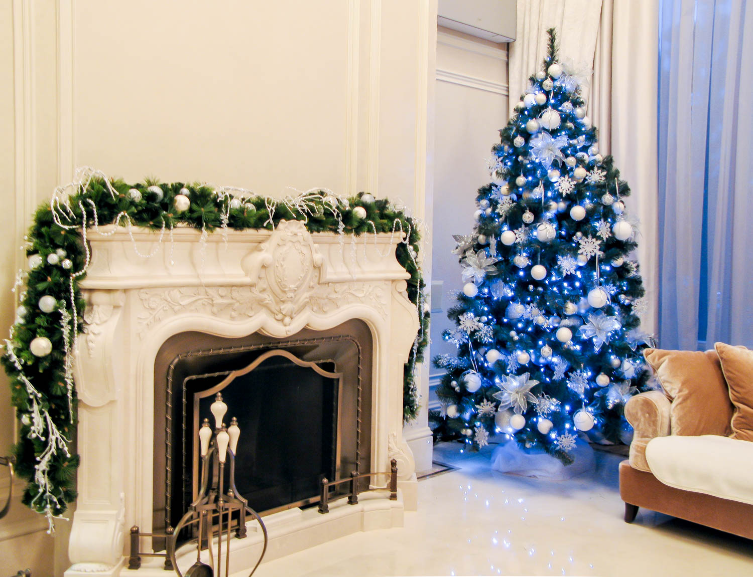 Бело-синий декор елки в квартире