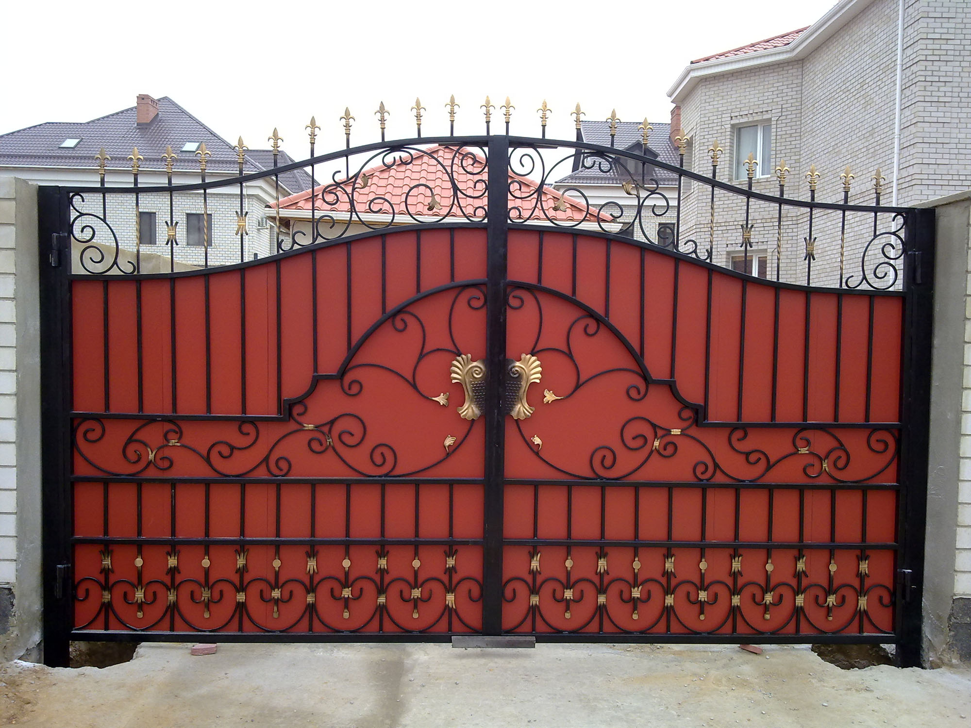 Красно-черные кованые ворота
