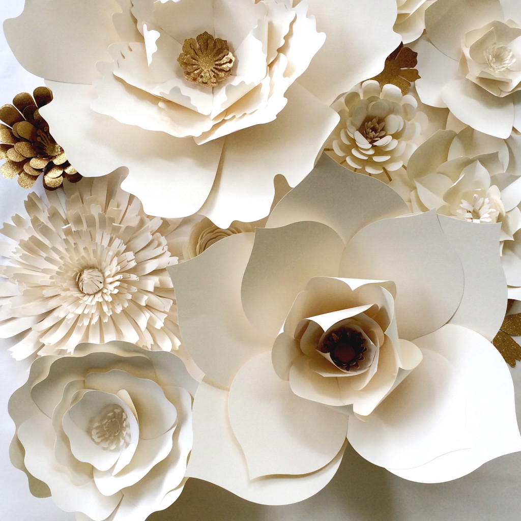 Белые цветы из бумаги