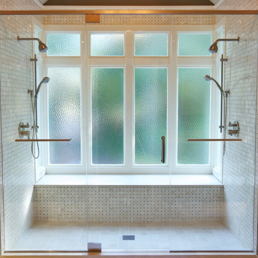 Окно в ванной с подсветкой