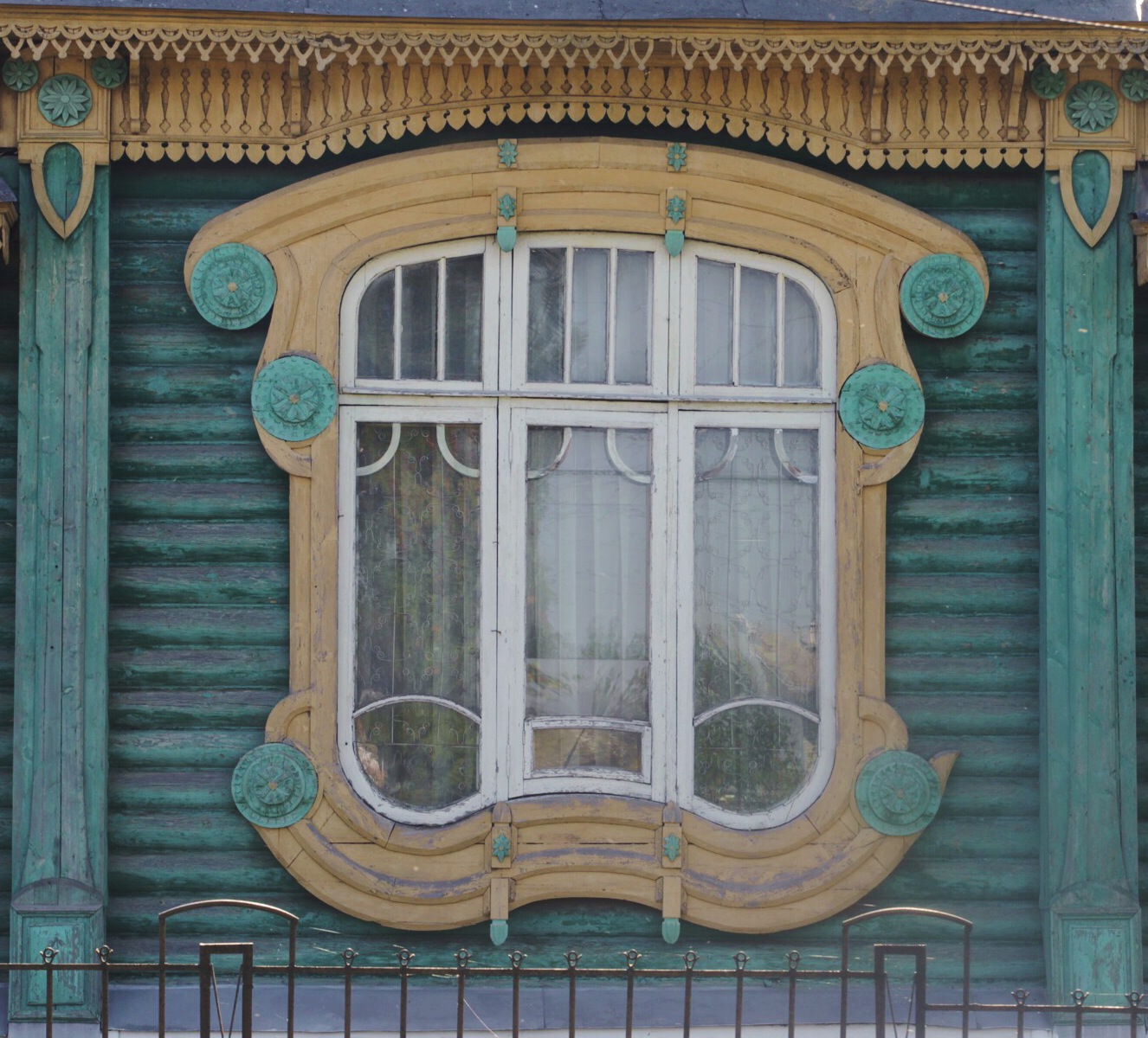Гороховецкое окно с резьбой