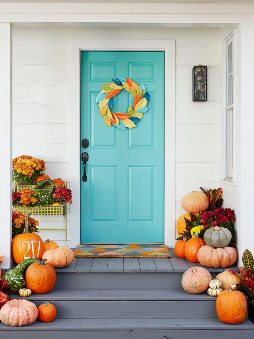 Осенний декор двери листьями