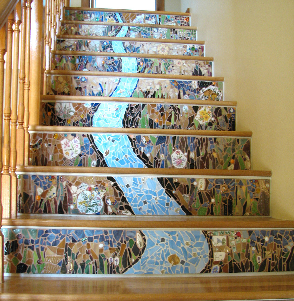 Облицовка ступеней лестницы мозаикой