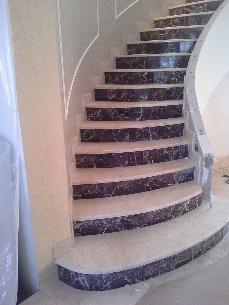 Облицовка ступеней лестницы мрамором