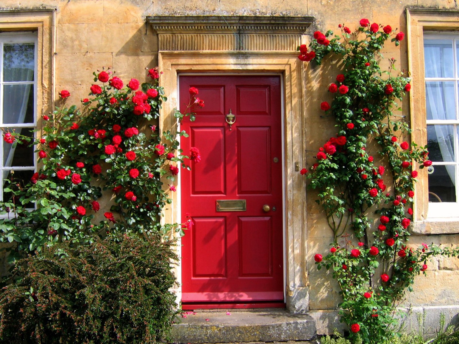 Декор входной двери цветами