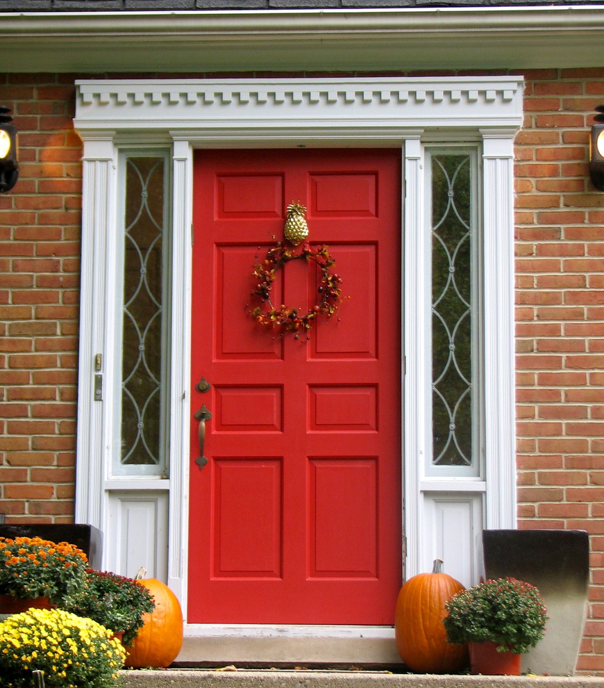 Декор входной двери краской