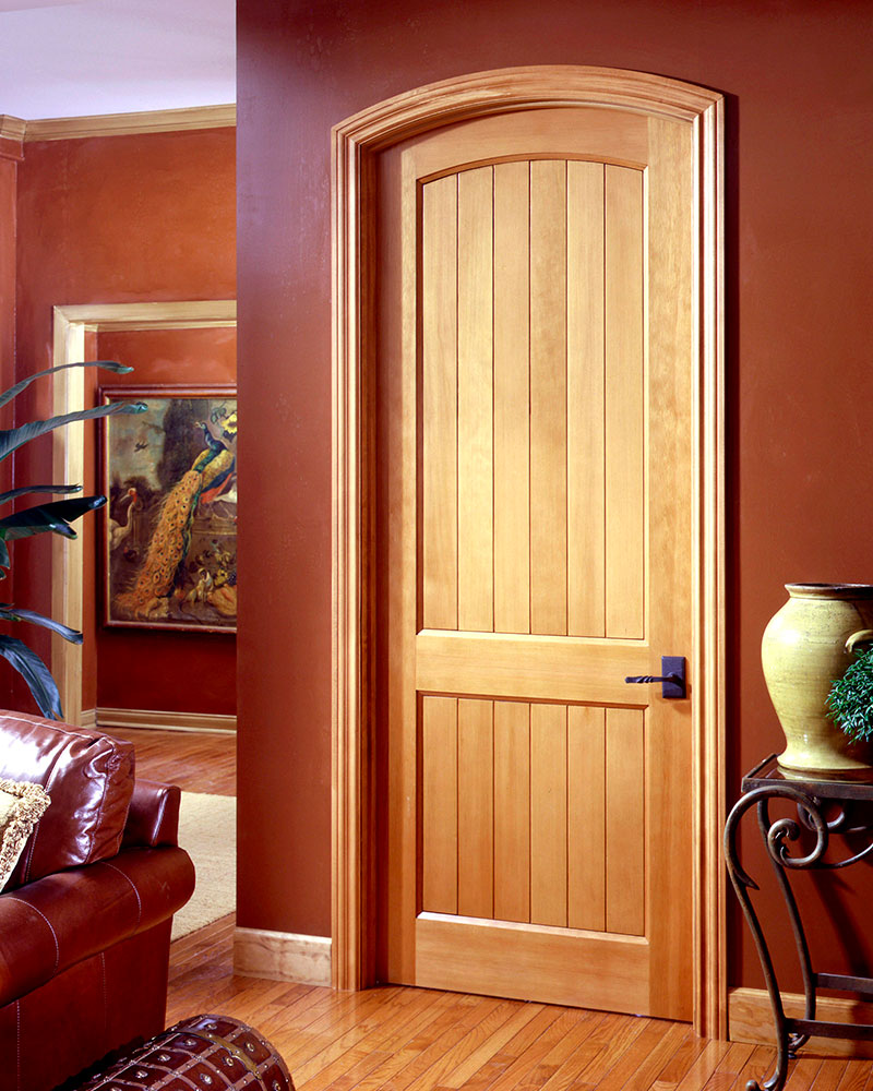 Арочная деревянная дверь