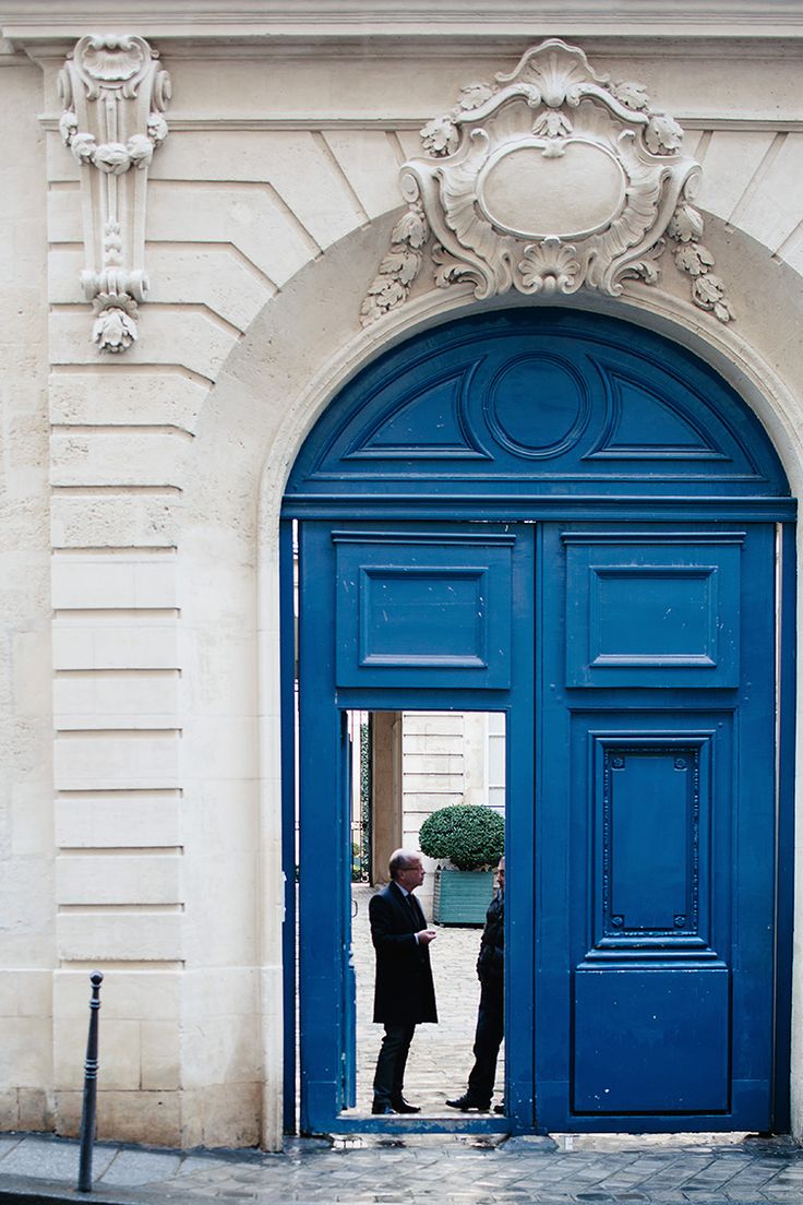 Арочная синяя дверь