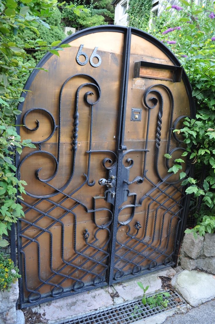 Кованая железная дверь