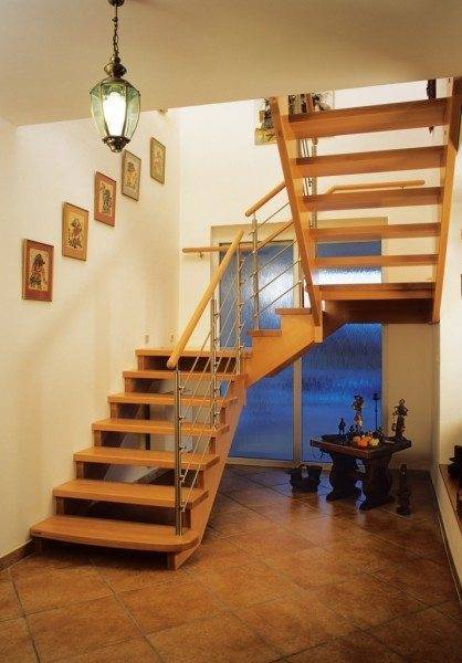 Лестница на косоурах из древесины